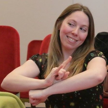Participante pratiquant la langue des signes